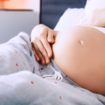 Widoczny brzuch kobiety w ciąży